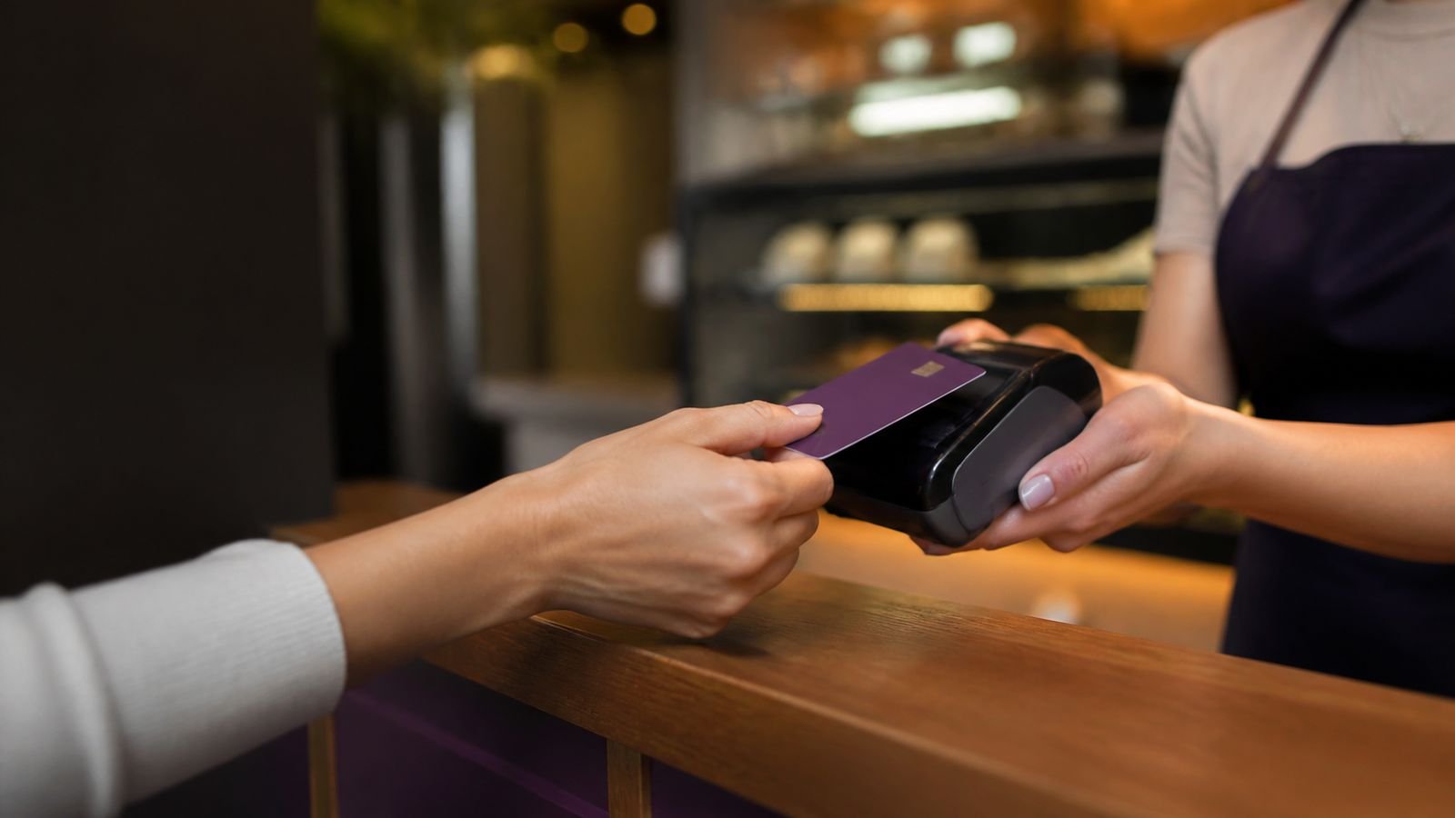 Cliente realizando pagamento com cartão em uma operação comercial